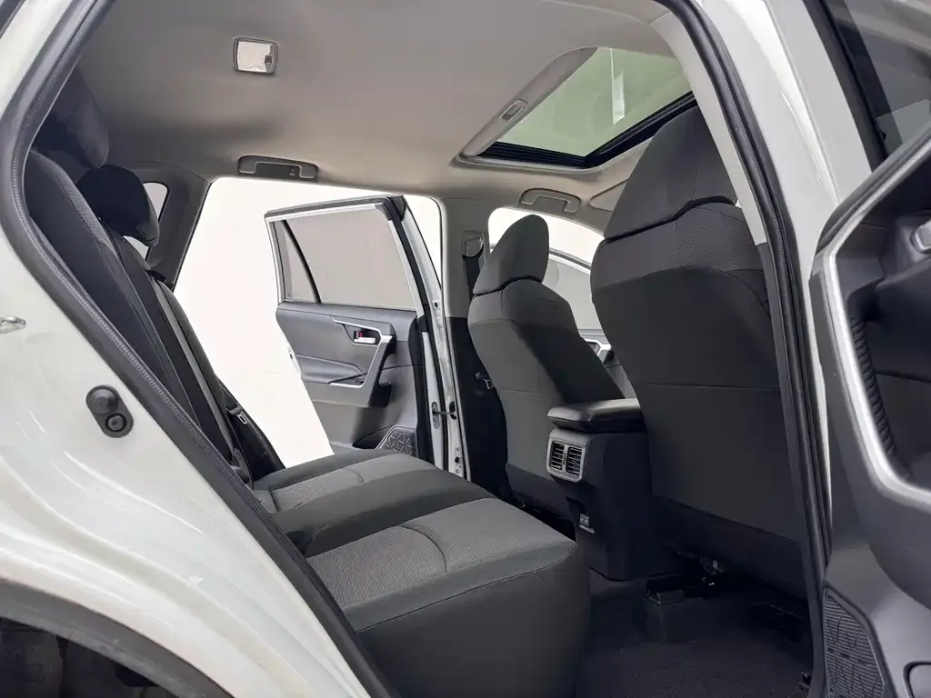 Toyota RAV4 — фото 9