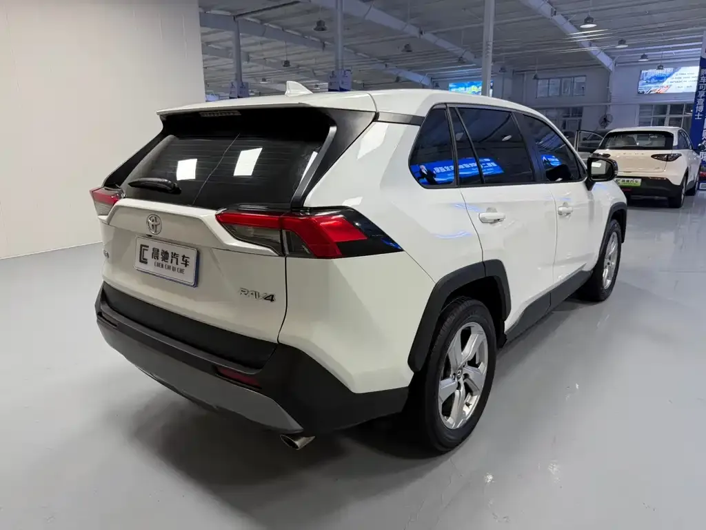 Toyota RAV4 — фото 4