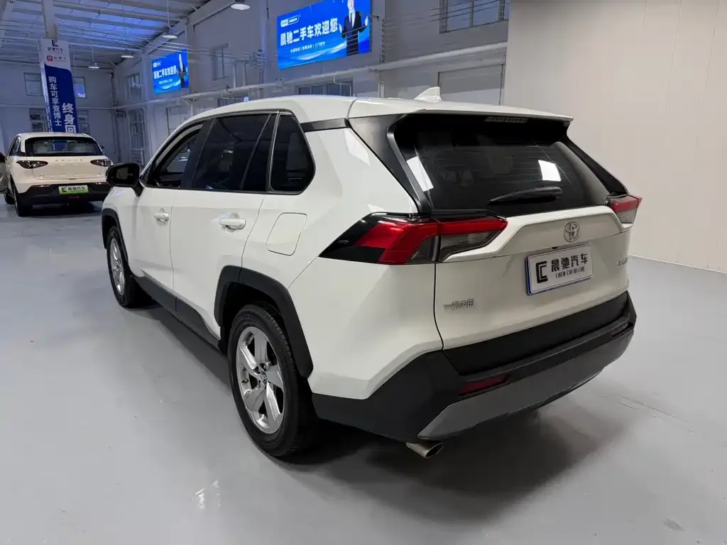 Toyota RAV4 — фото 6