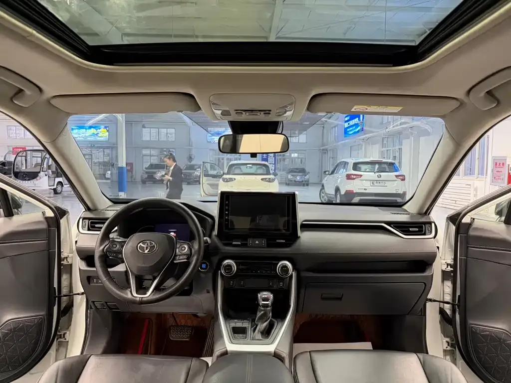 Toyota RAV4 — фото 7