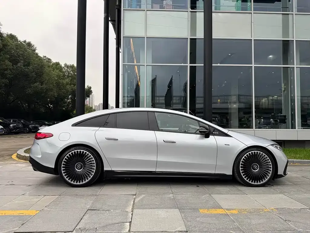 Mercedes-Benz EQS AMG — фото 2