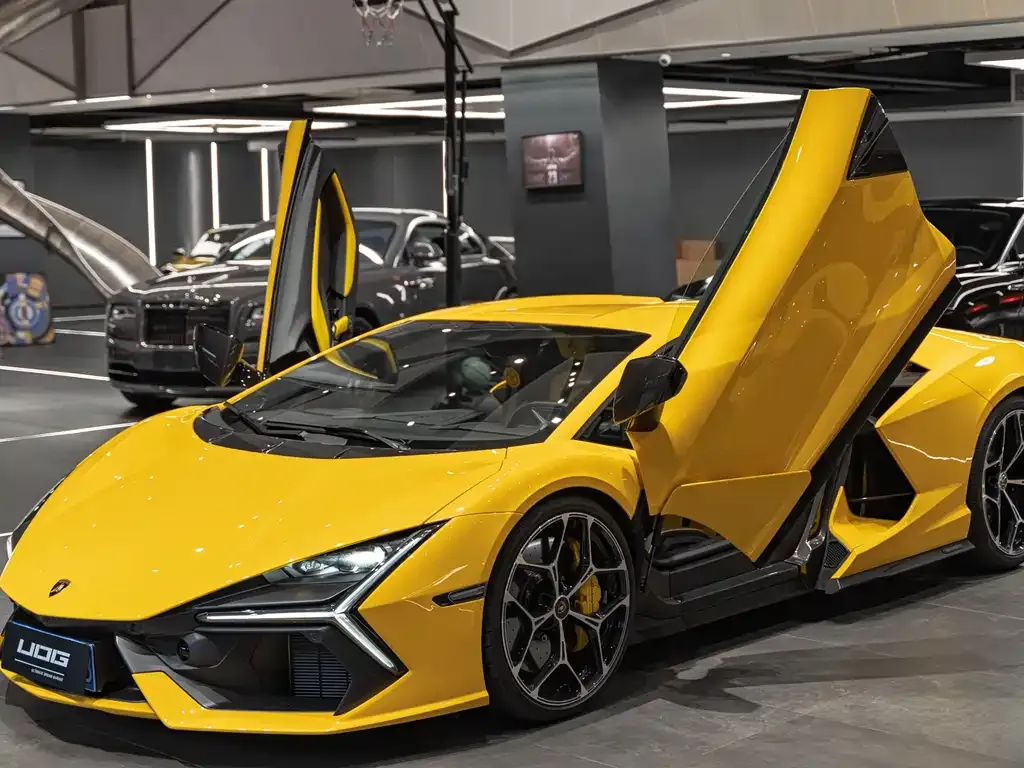 Lamborghini Revuelto — фото 1