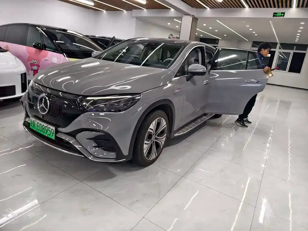 Mercedes-Benz EQE SUV — фото 1