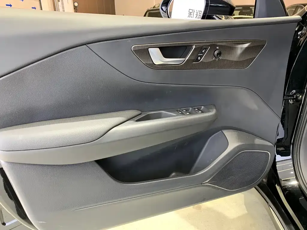 Hongqi E-QM5 — фото 10