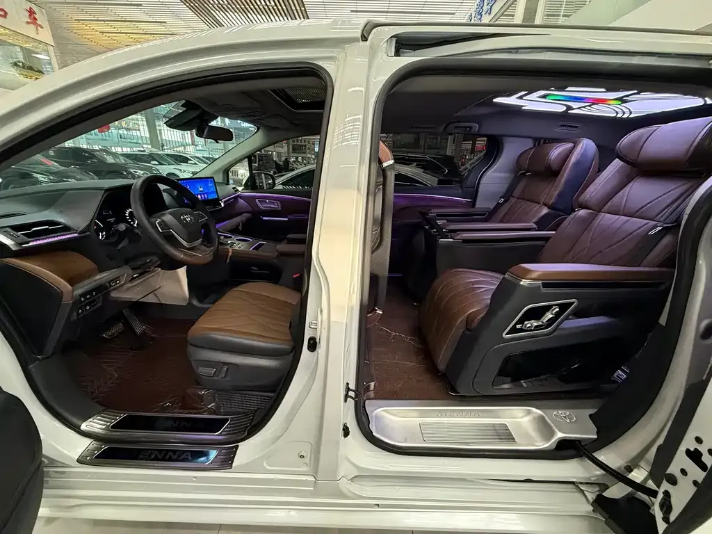 Toyota Sienna — фото 7