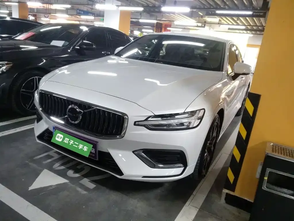 Volvo S60 — фото 1