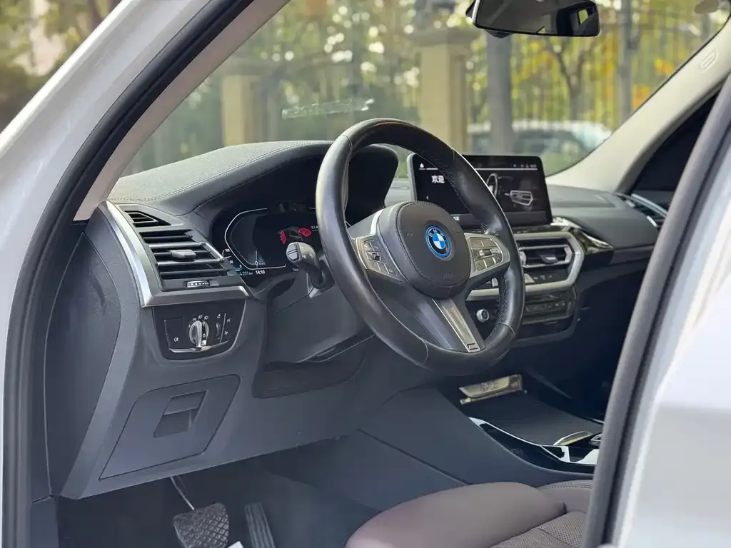 BMW iX3 — фото 10