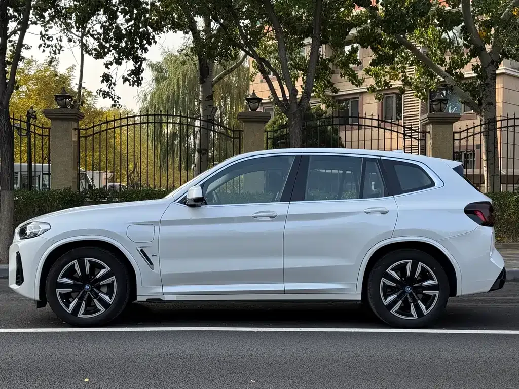 BMW iX3 — фото 4