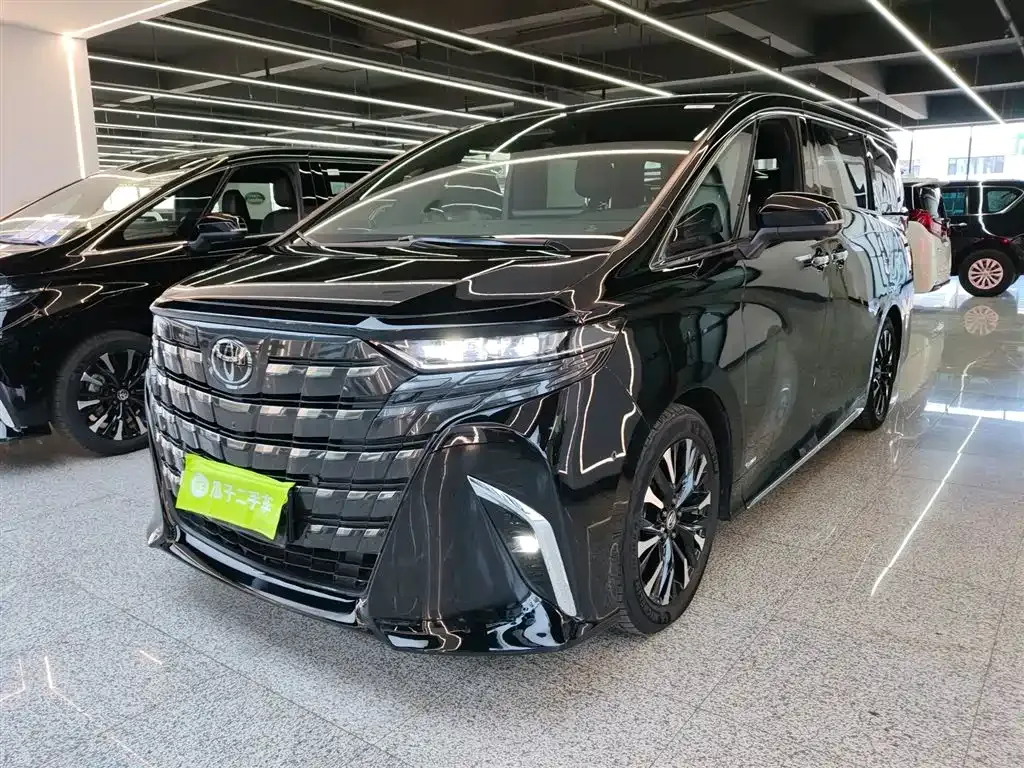 Toyota Alphard — фото 1