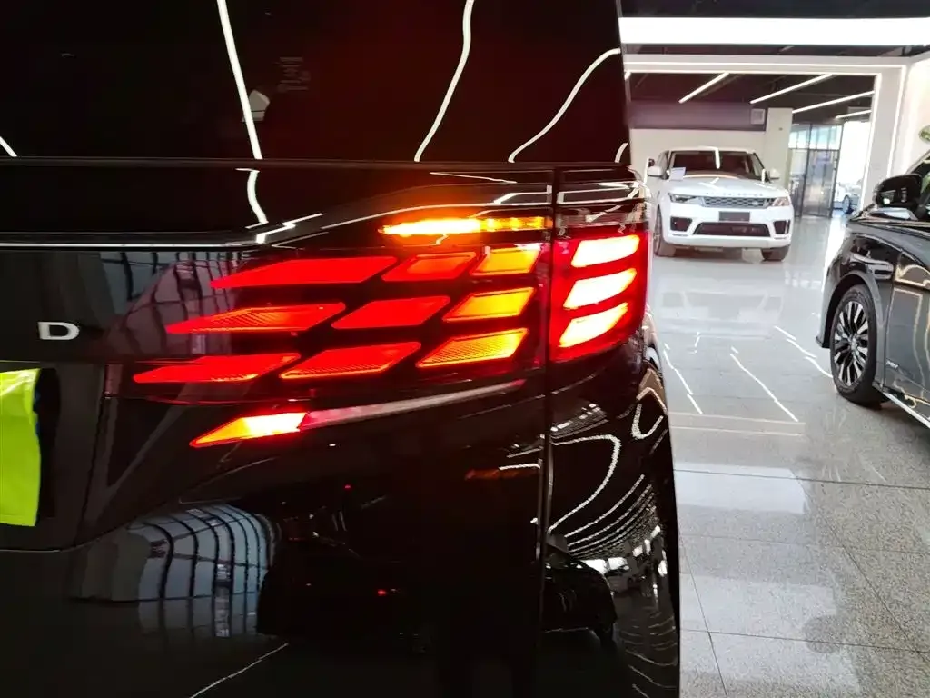 Toyota Alphard — фото 8