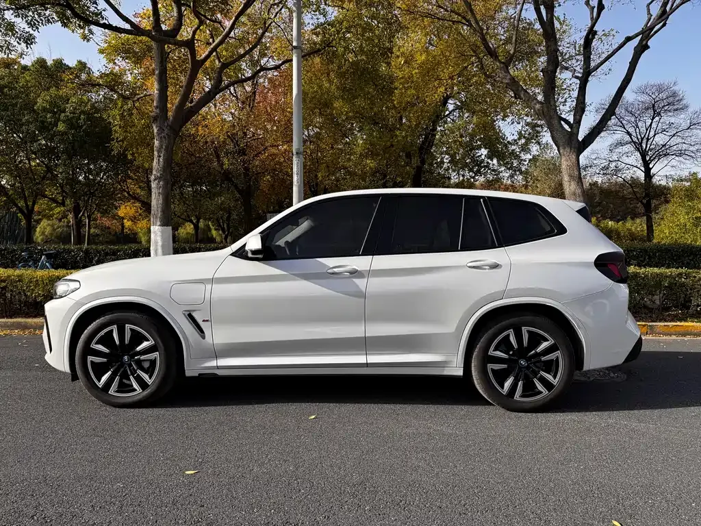 BMW iX3 — фото 3