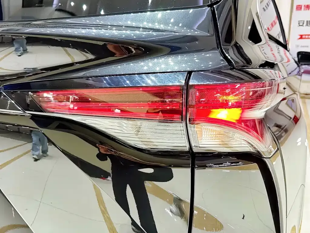 Toyota Granvia — фото 9