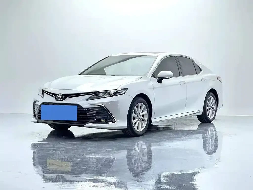 Toyota Camry — фото 1
