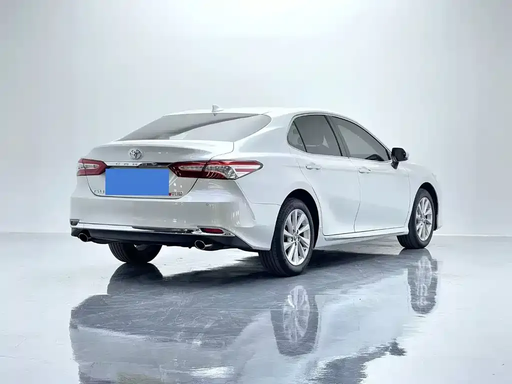 Toyota Camry — фото 6