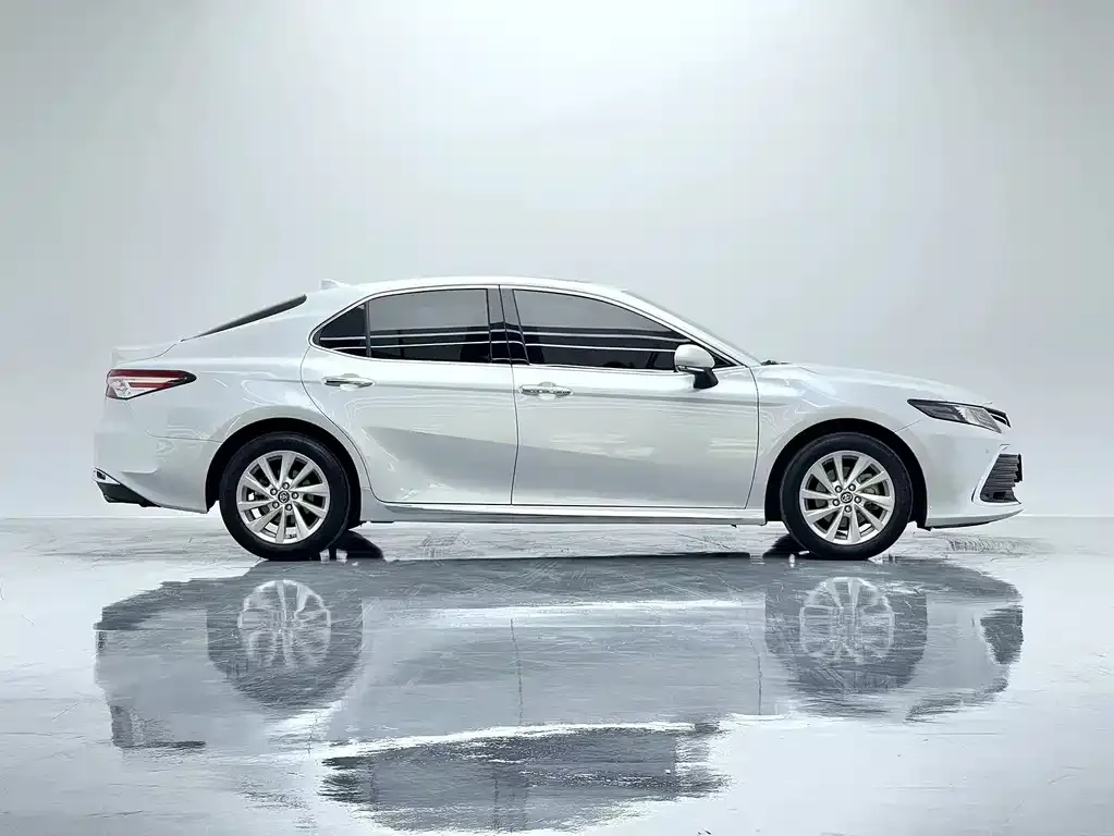 Toyota Camry — фото 7