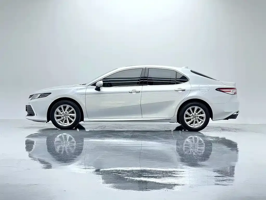 Toyota Camry — фото 9