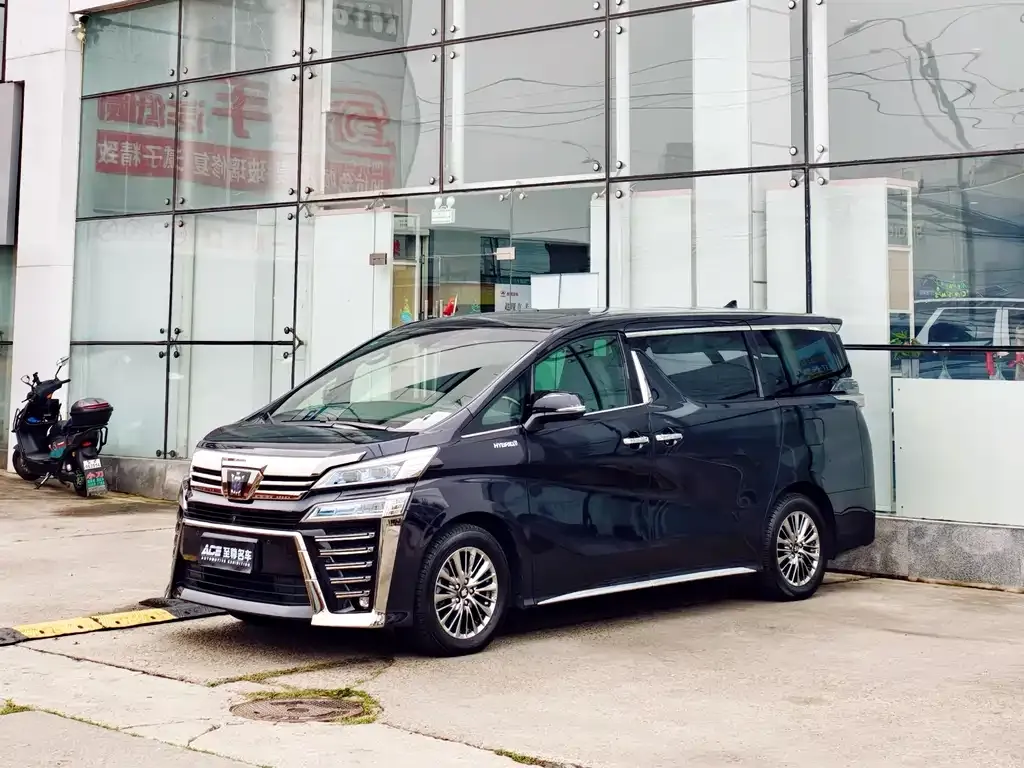 Toyota Vellfire — фото 1