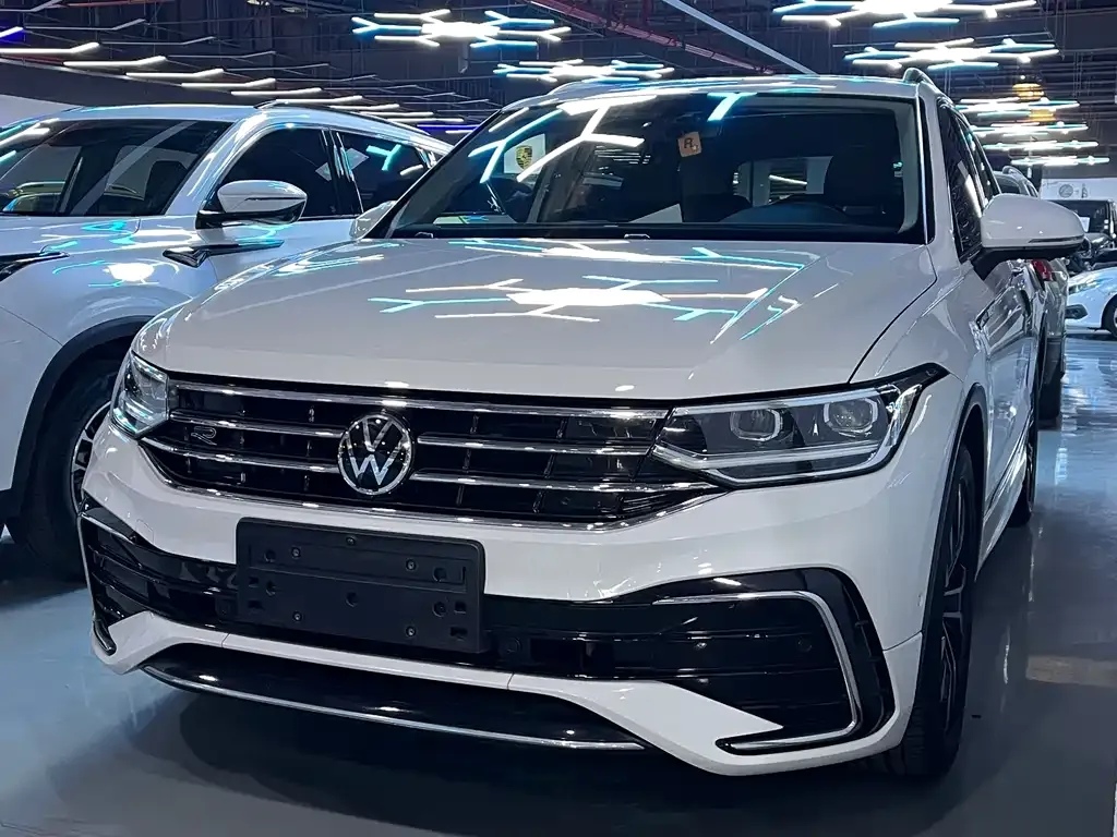 Volkswagen Tiguan L — фото 1
