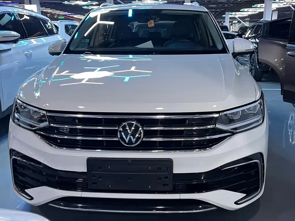 Volkswagen Tiguan L — фото 2