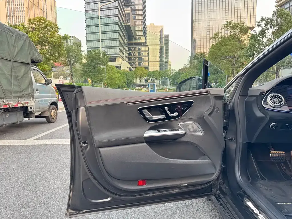 Mercedes-Benz EQE AMG — фото 10