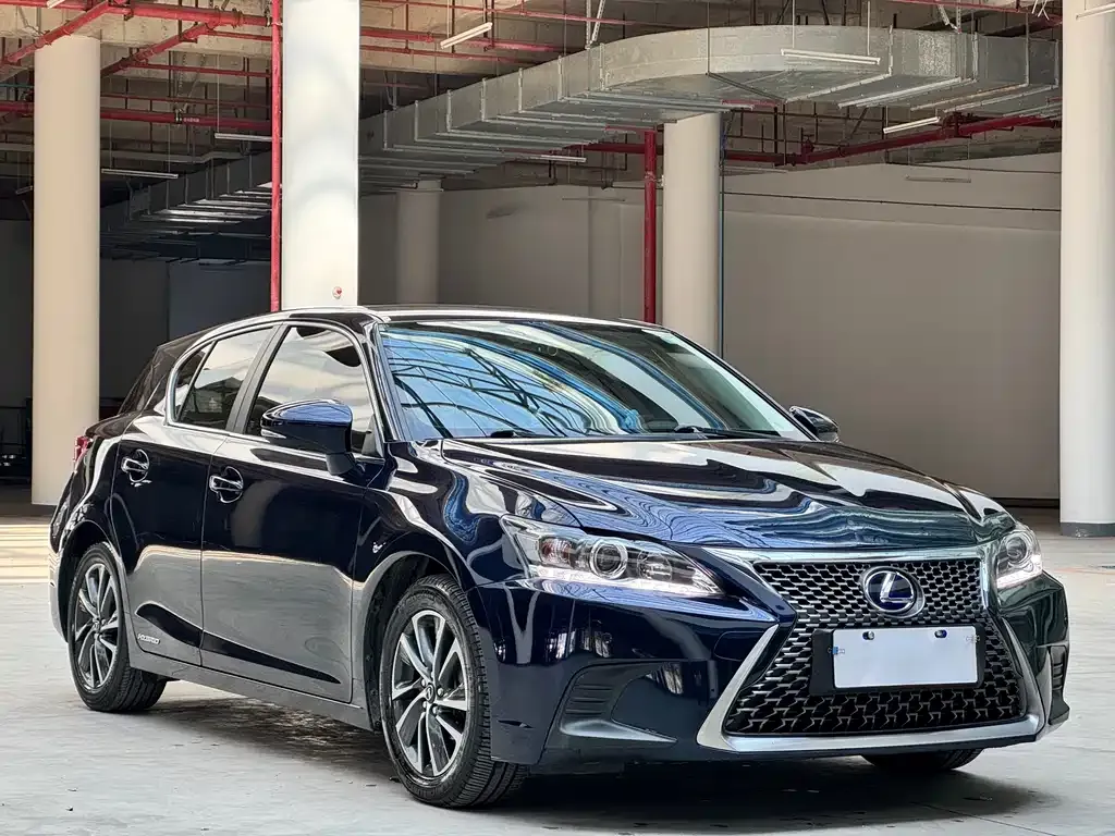 Lexus CT — фото 1