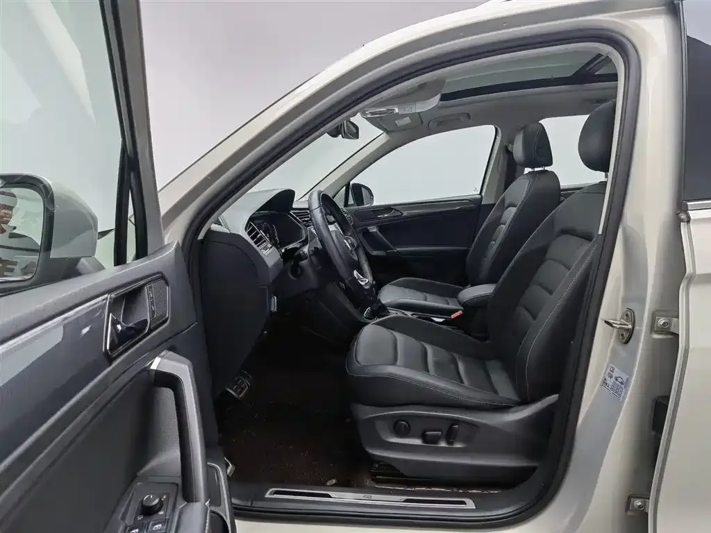 Volkswagen Tiguan L — фото 10
