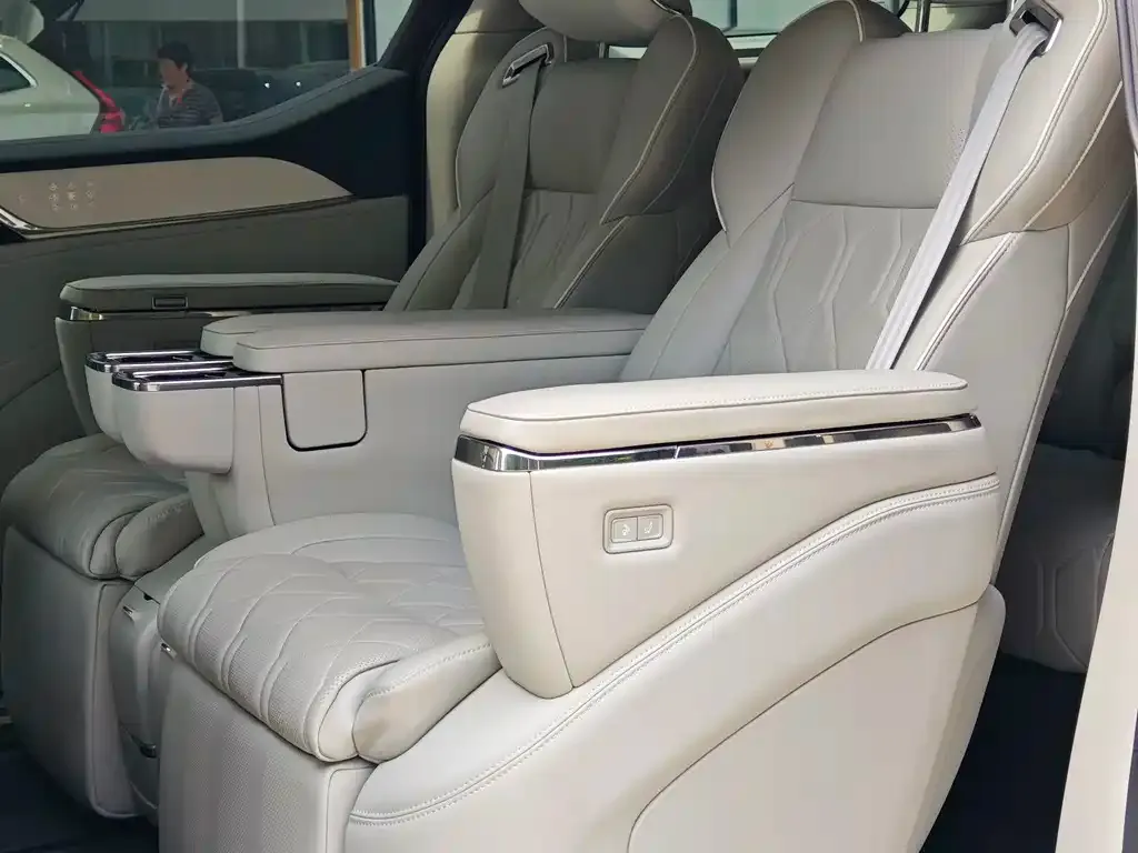 Volvo EM90 — фото 10