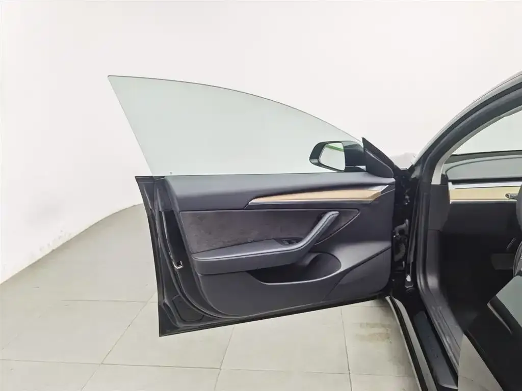 Tesla Model 3 — фото 8