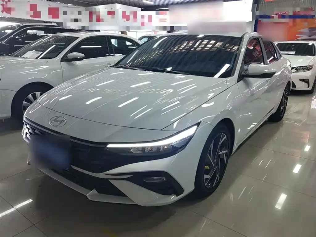 Hyundai Elantra — фото 1