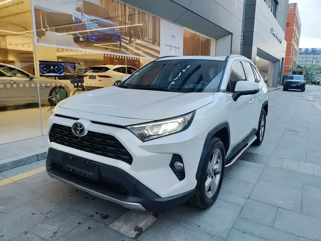 Toyota RAV4 — фото 1