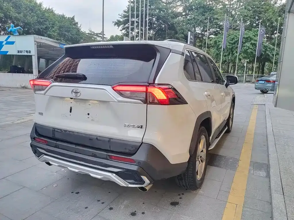 Toyota RAV4 — фото 10