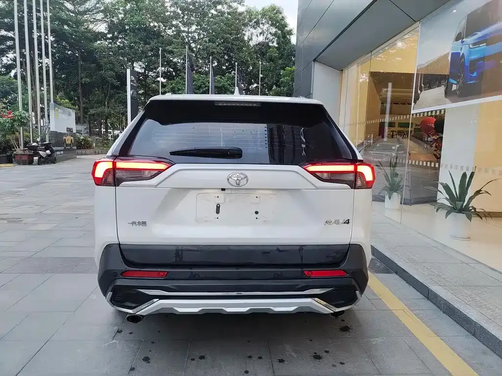 Toyota RAV4 — фото 7