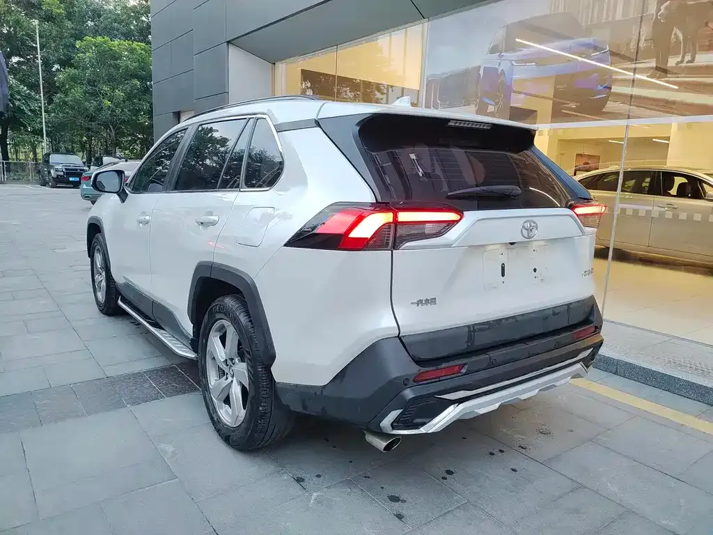 Toyota RAV4 — фото 8