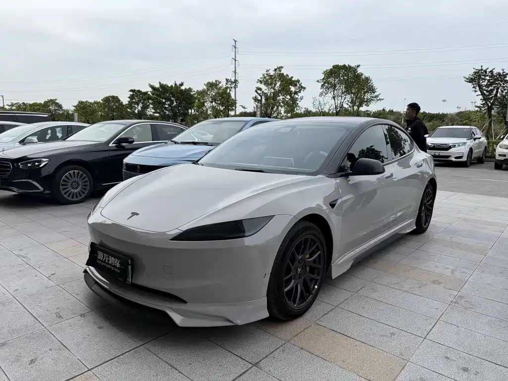 Tesla Model 3 — фото 1