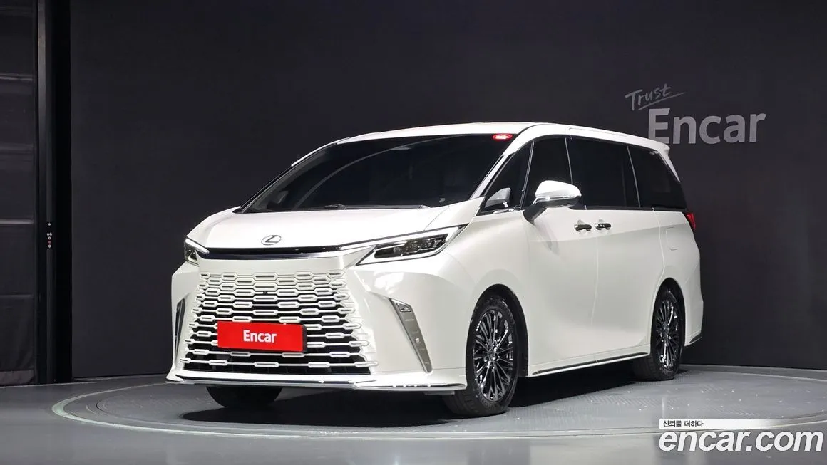 Lexus LM — фото 1