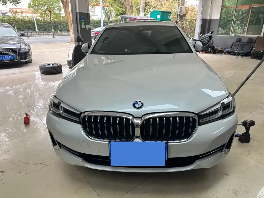BMW 5 Series — фото 1