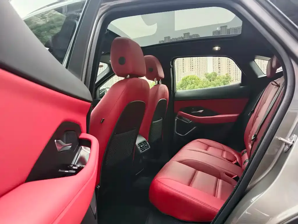 Jaguar E-PACE — фото 10