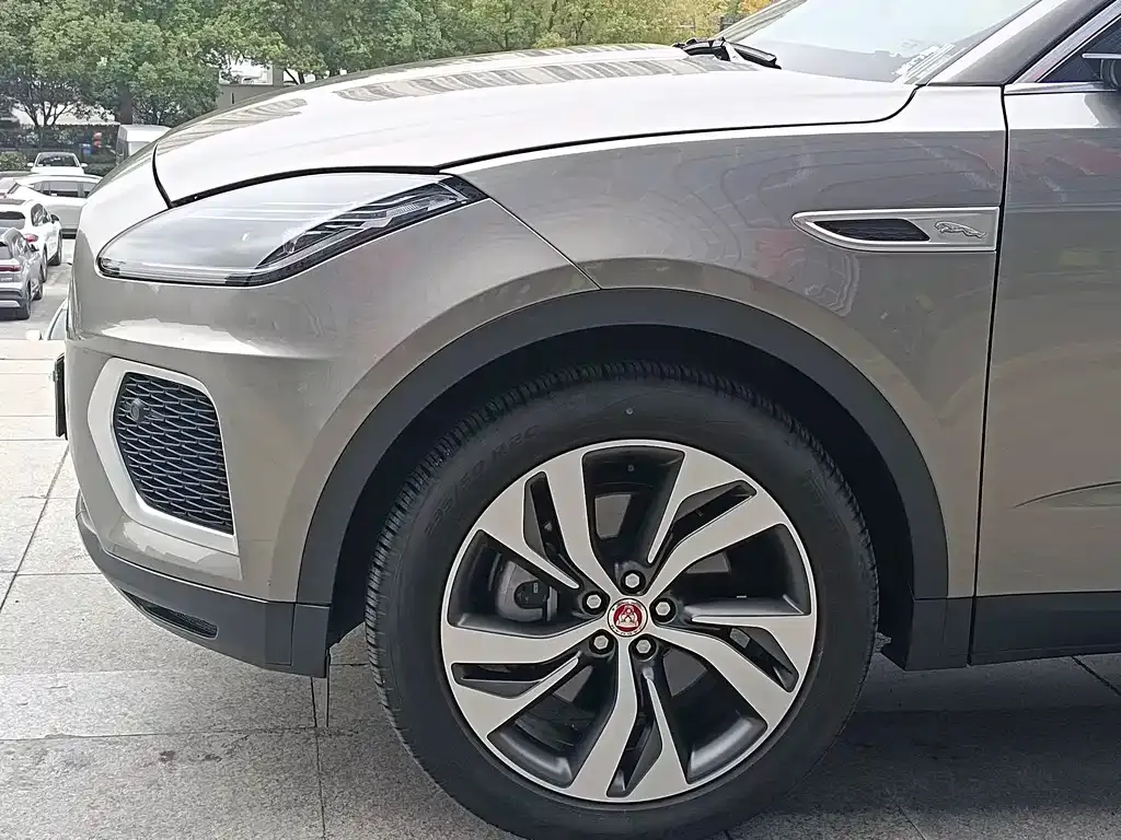 Jaguar E-PACE — фото 4