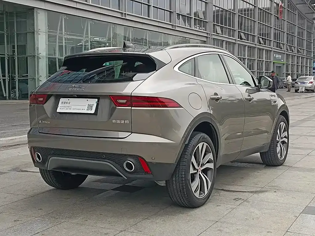 Jaguar E-PACE — фото 8