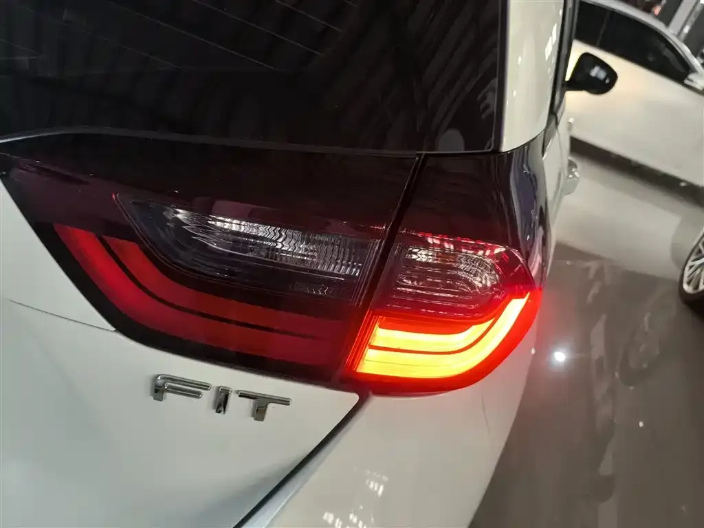 Honda Fit — фото 8