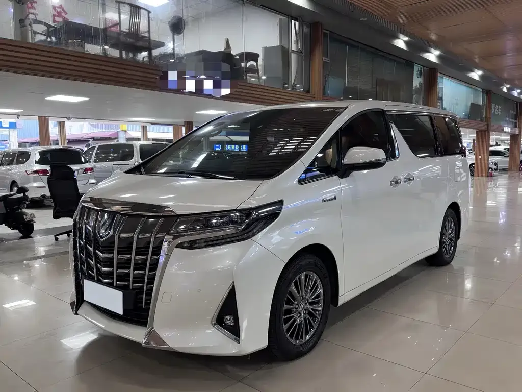 Toyota Alphard — фото 1