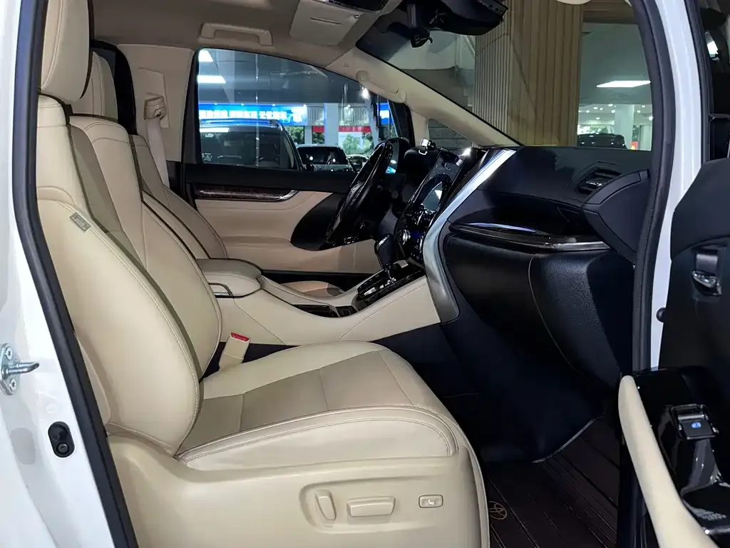 Toyota Alphard — фото 10
