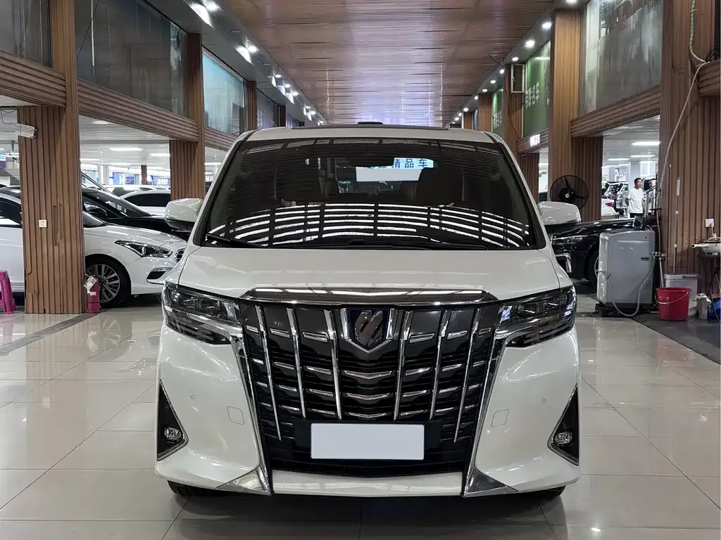 Toyota Alphard — фото 2
