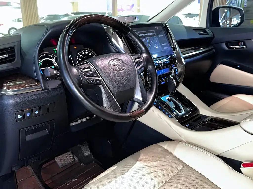 Toyota Alphard — фото 4