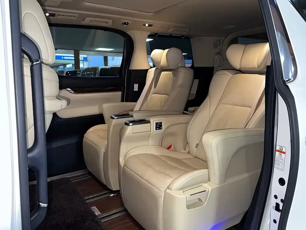 Toyota Alphard — фото 6
