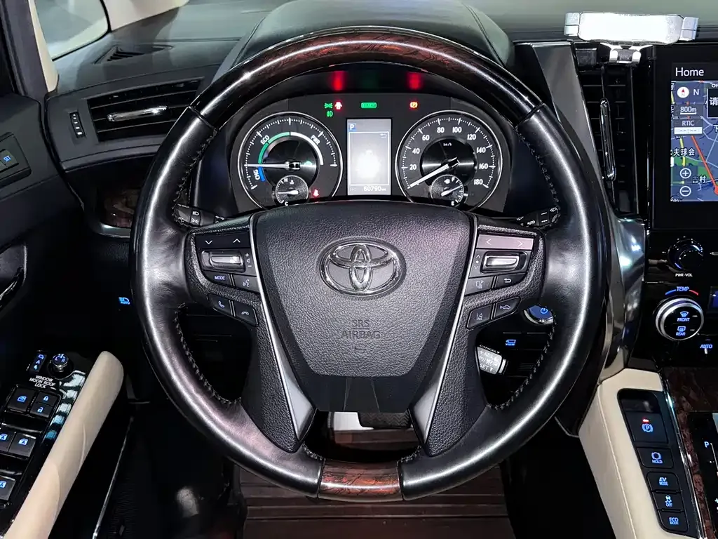 Toyota Alphard — фото 9