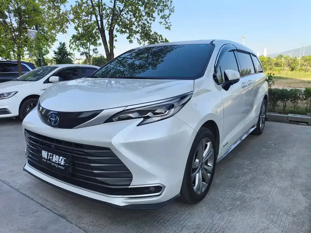 Toyota Sienna — фото 1