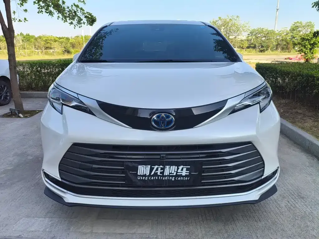 Toyota Sienna — фото 2
