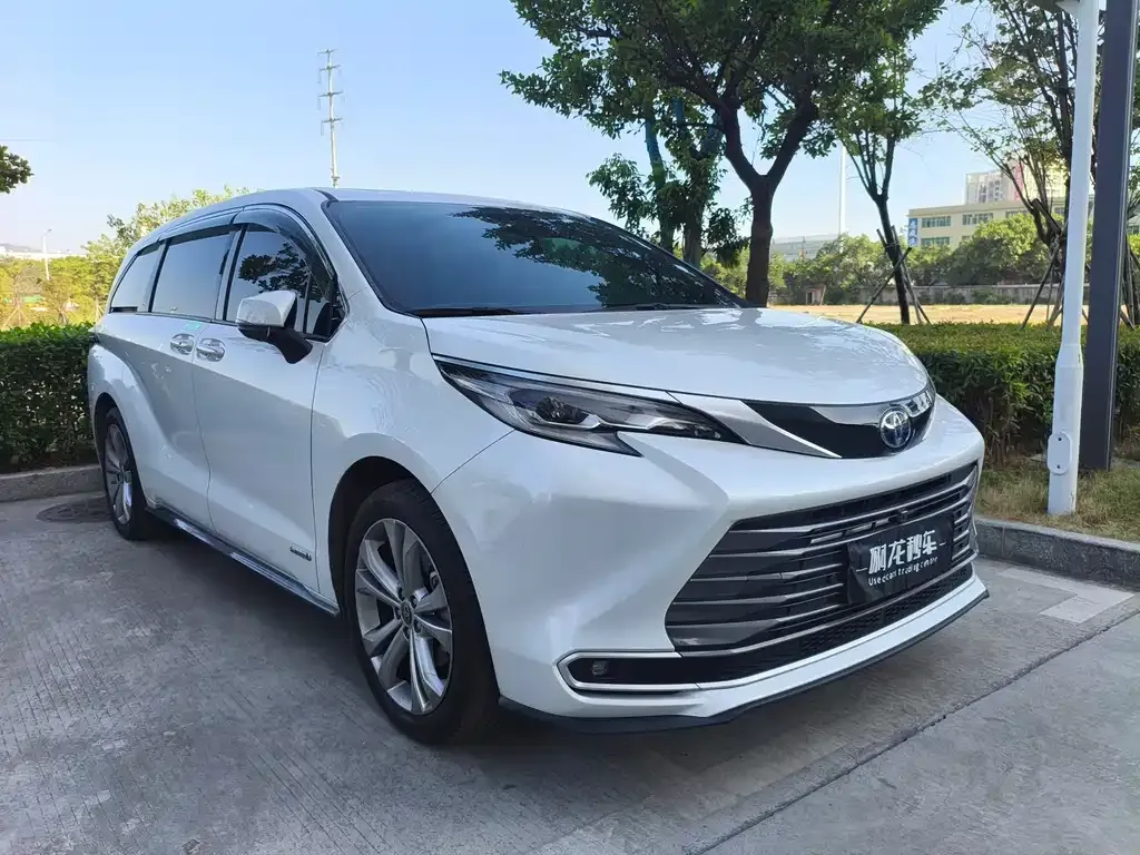 Toyota Sienna — фото 3