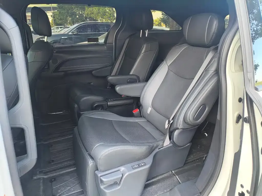 Toyota Sienna — фото 9